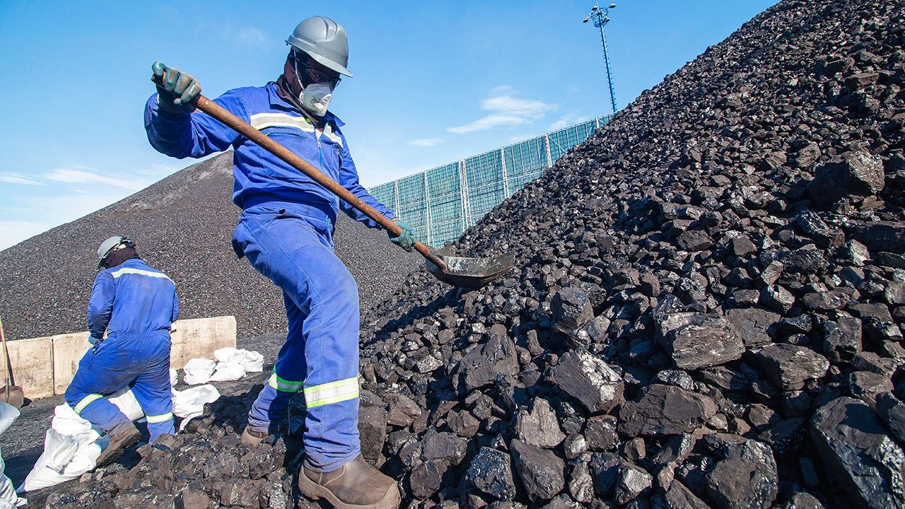 Workers collect pieces of coal in Cartagena, Colombia, on June 13th 2024