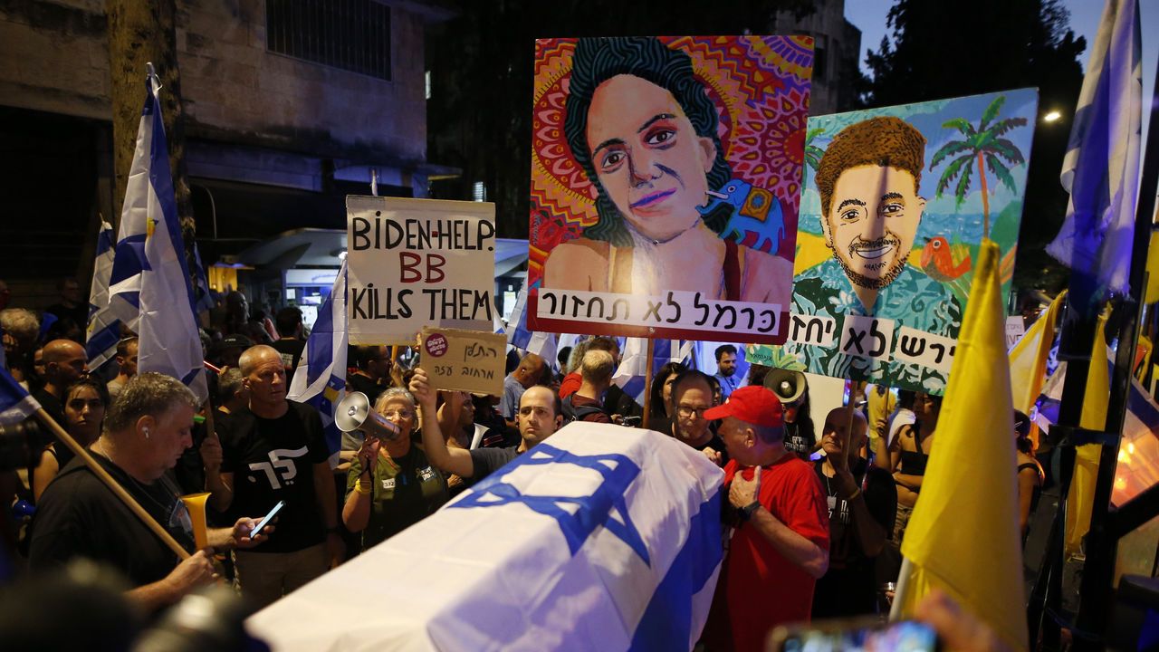 Israelis stage a protest in front of Netanyahu's house in West Jerusalem