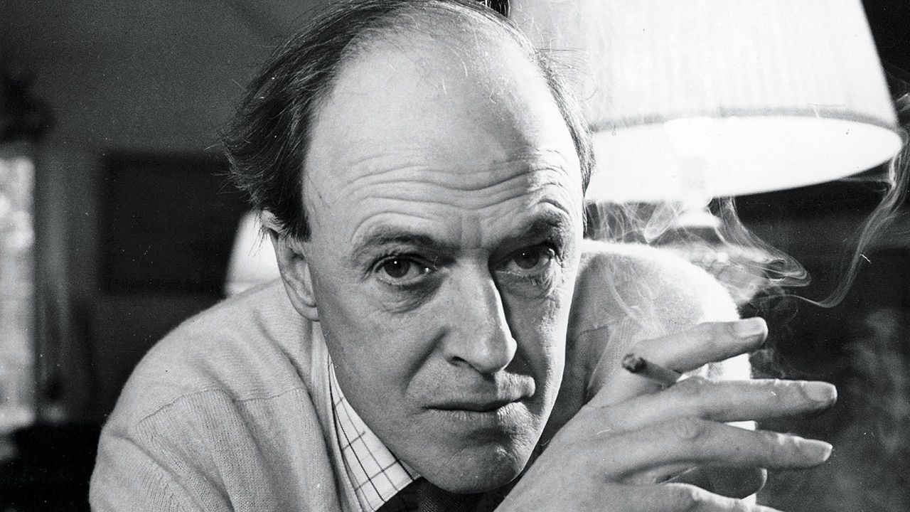 Black and white portrait of Roald Dahl.