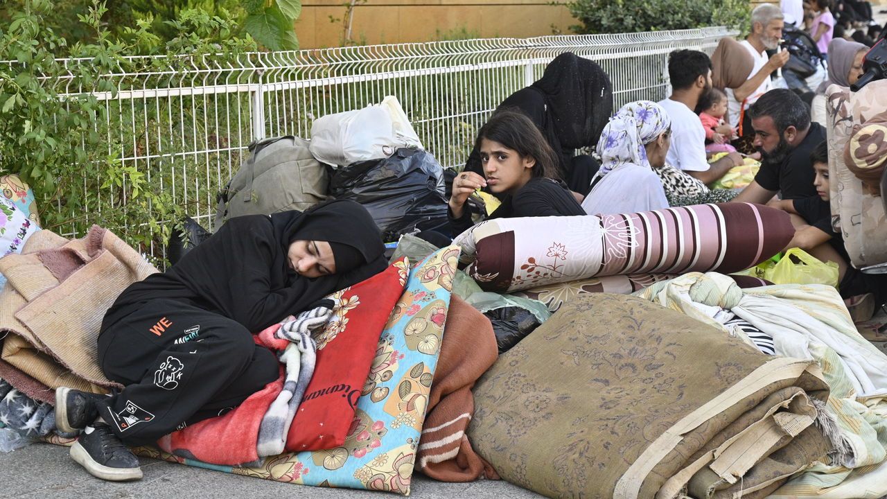 Residents of Beirut remain in the streets after a new series of Israeli strikes, Lebanon 